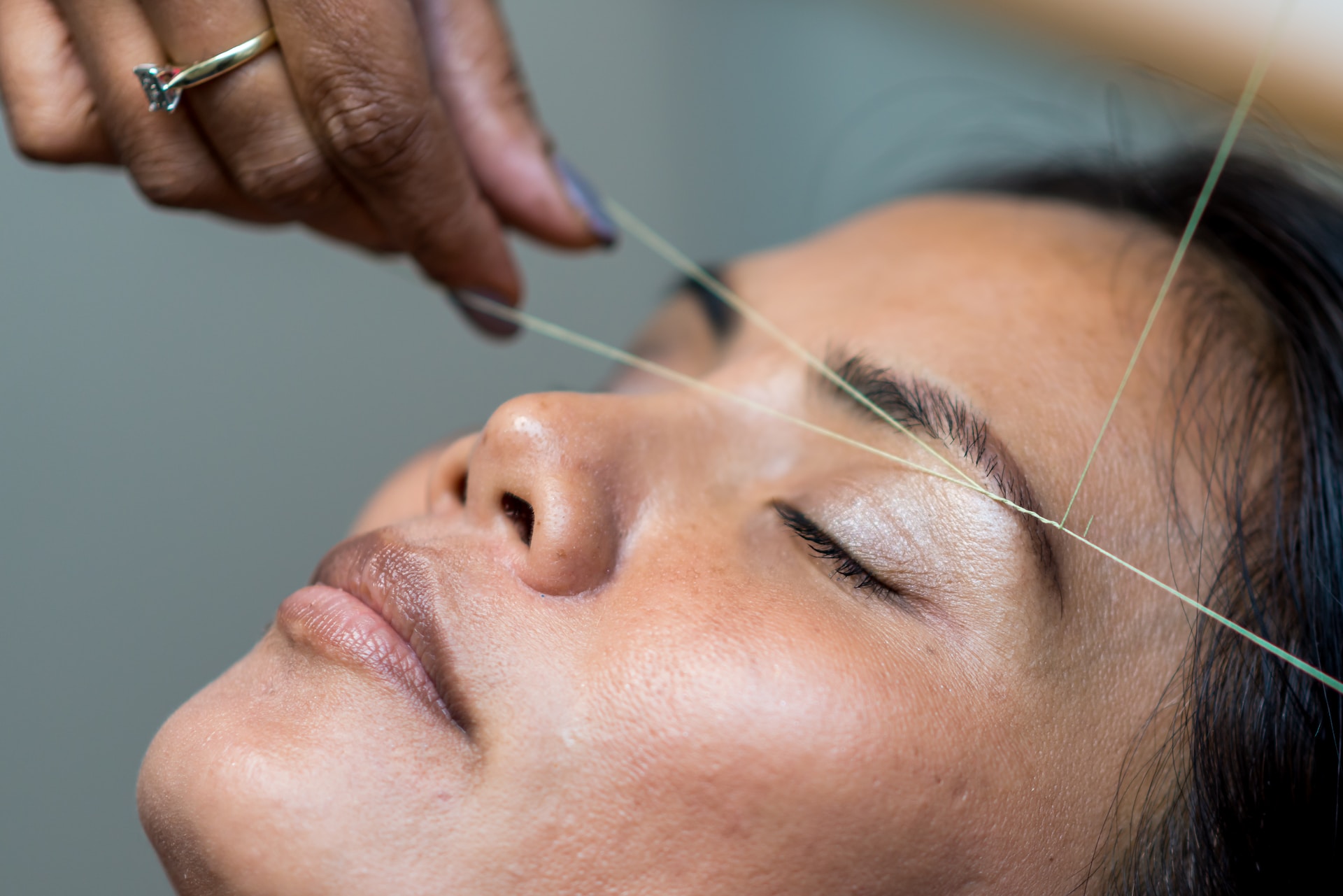 depilacion de cejas con hilo